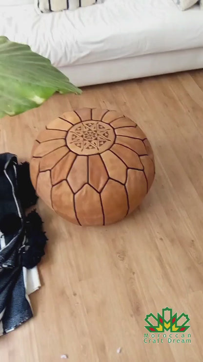 POUF DE LUXE EN CUIR CARAMEL CLAIR AVEC COUTURES NOIRES RP2LCR