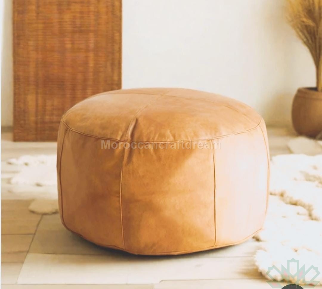 Table basse ronde en cuir marron clair - Pouf marocain avec coutures noires LRP2TA